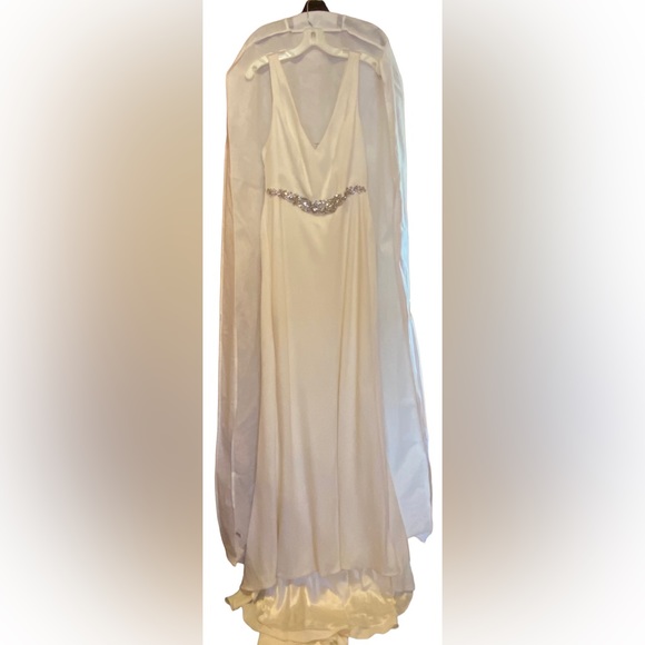 Stunning Bridal Gown - Picture 9 of 10